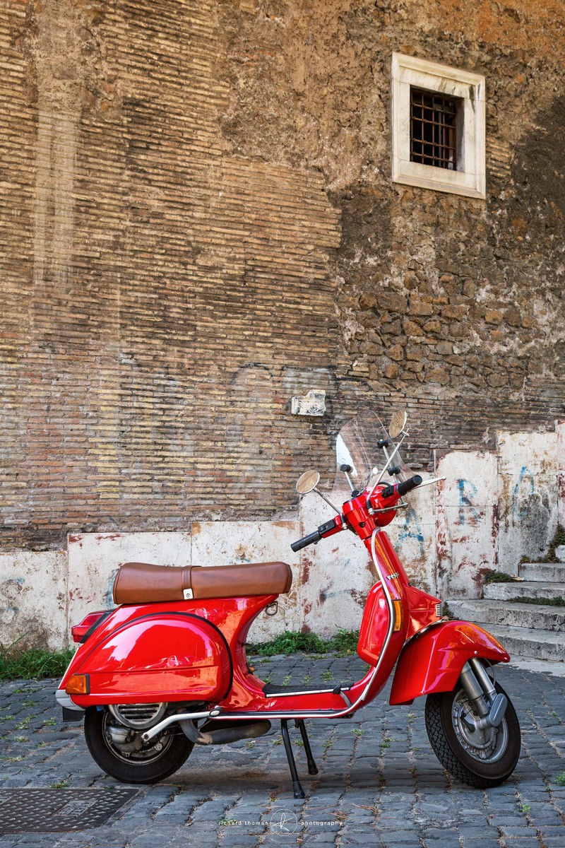 Red Vespa in Rome - Veicoli d’Italia