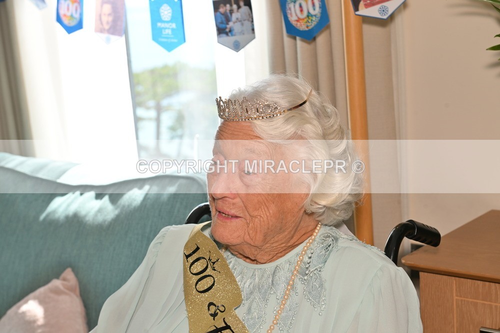 AM3_0840 - Iris and Betty.