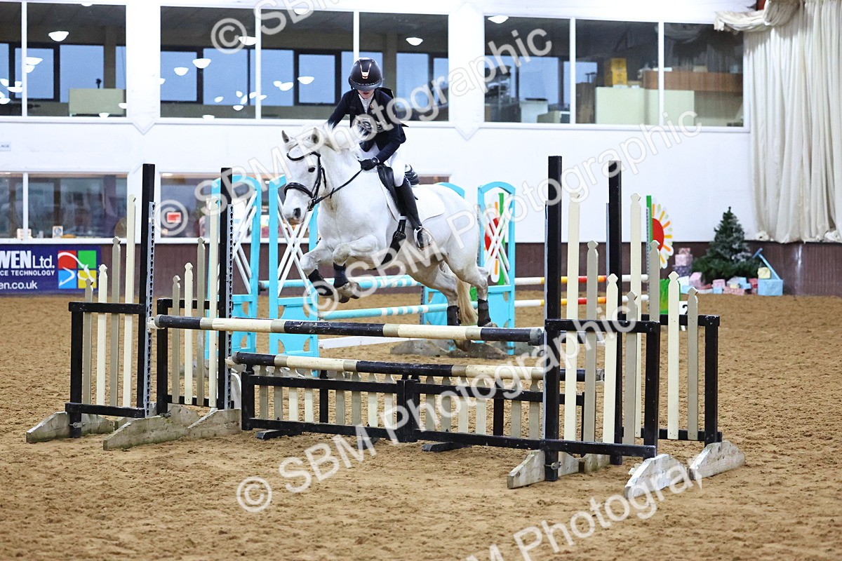 SBM_002687 - Class 6 - Holly & Ivy Stakes - 90cm