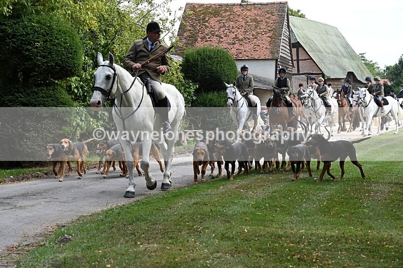 WJ6_3926 - Berks & Bucks - The Old farmhouse - Hound Exercise 20-08-25