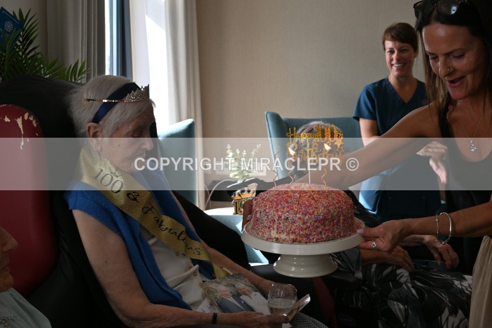 AM3_1261 - Iris and Betty.