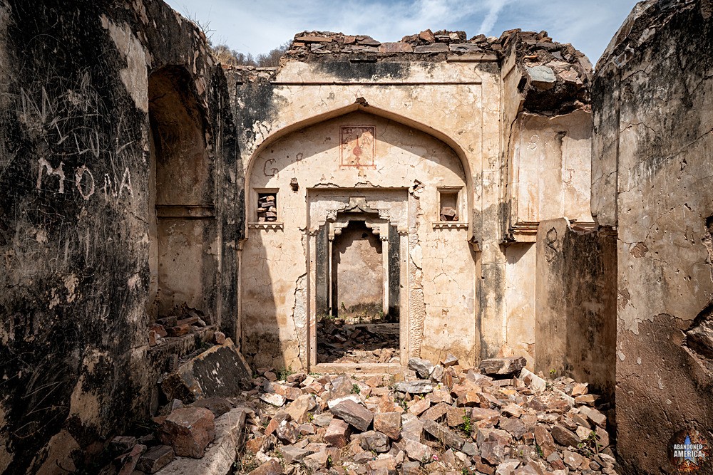 Abandoned Bhangarh Fort, India | Crumbling Doorway - ABANDONED INDIA