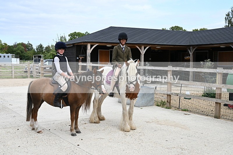 WJ6_3794 - Berks & Bucks - The Old farmhouse - Hound Exercise 20-08-25