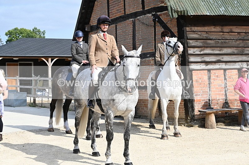 WJ6_3227 - Berks & Bucks - The Old farmhouse - Hound Exercise 20-08-25