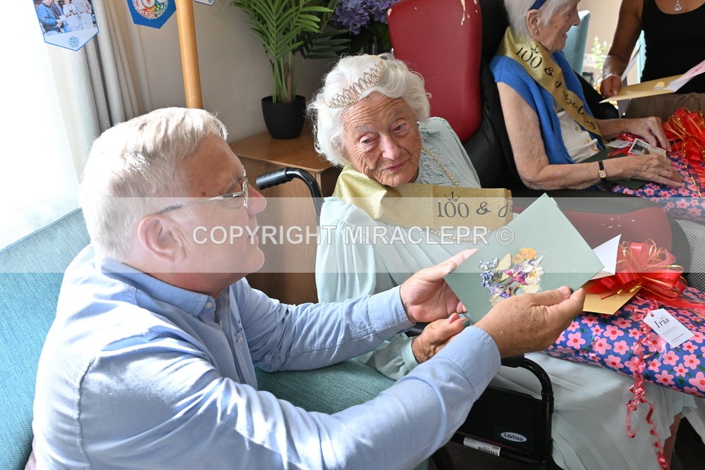 AM3_1367 - Iris and Betty.