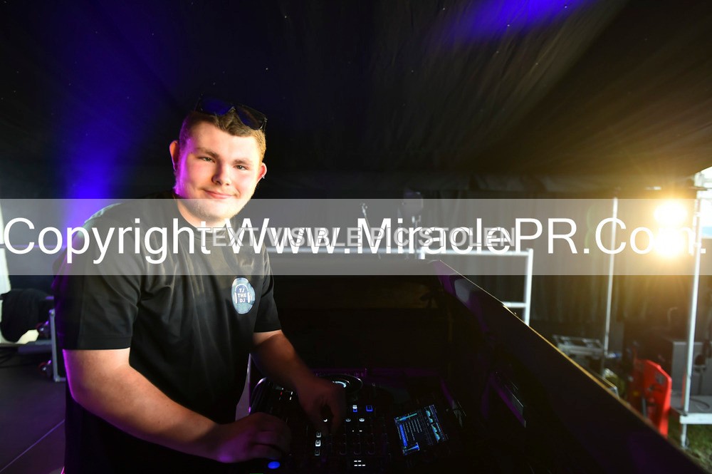 SH4_9943 - Tj the DJ