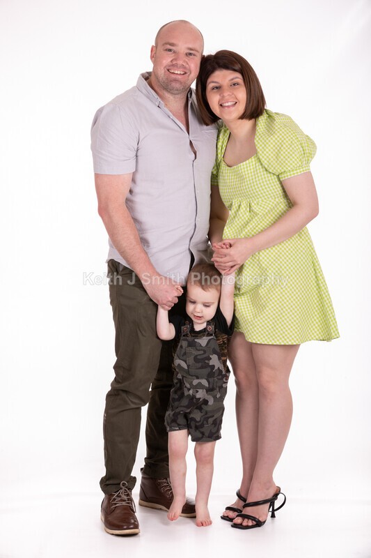 2KJS2800 - Jannie, Kristen & family. Studio
