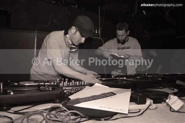 15 scratch perverts - Sub Tub @ music box 02.06.02