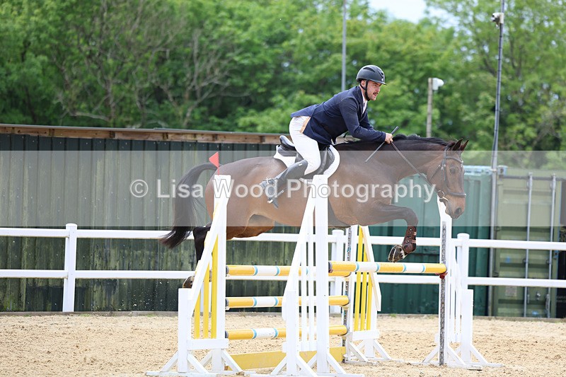 3E7A9441 - Class 8: Senior Newcomers/1.10m open