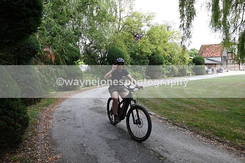 WJ6_4091 - Berks & Bucks - The Old farmhouse - Hound Exercise 20-08-25