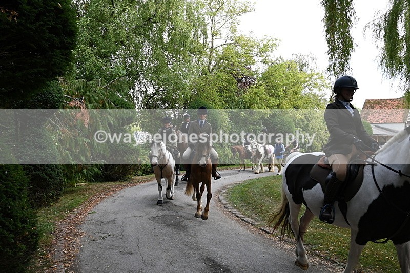 WJ6_4042 - Berks & Bucks - The Old farmhouse - Hound Exercise 20-08-25