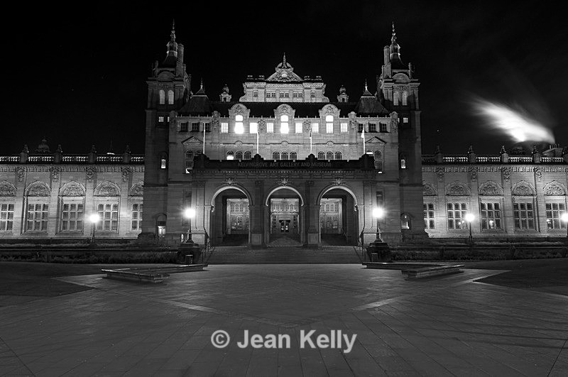 Kelvingrove Art Gallery and Museum, Glasgow  - 6013 bw - Black and white
