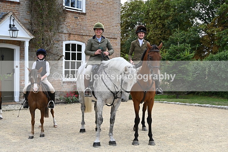 WJ6_3714 - Berks & Bucks - The Old farmhouse - Hound Exercise 20-08-25