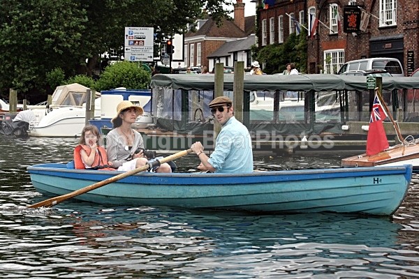 090704 H4 BLUE ROWING BOAT IMG_9968 - HENLEY REGATTA  SATURDAY 4th JULY 2009