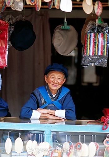 Smiling  Old Chinese woman - Smiling faces of the World
