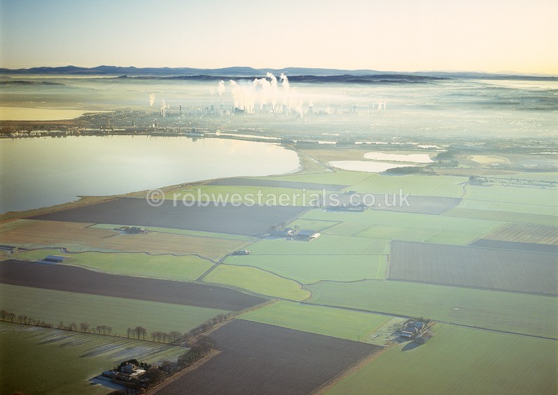 A00181C Grangemouth Hydrocarbon Ind on the River Forth in 2001 - Settlements, infrastructure and attractions