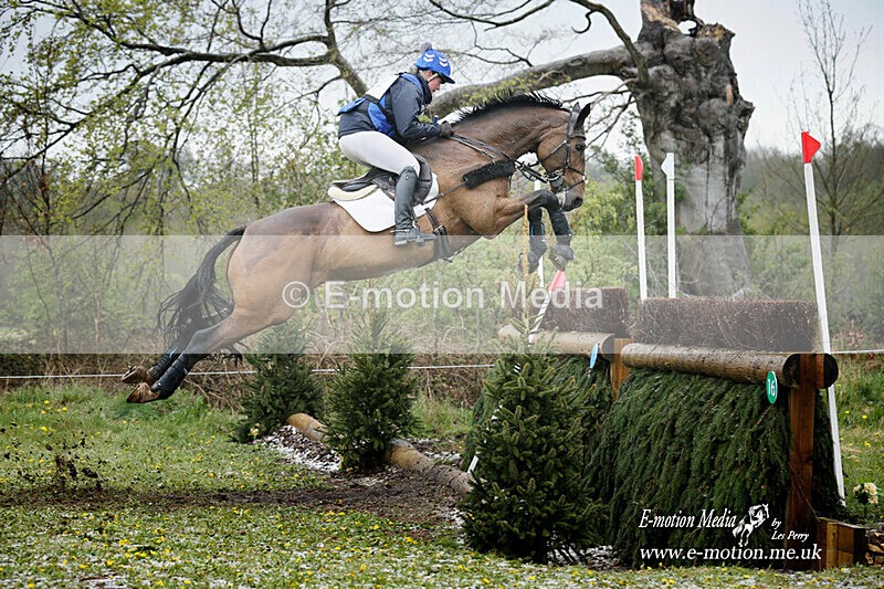 BE 300421 574a - Equestrian