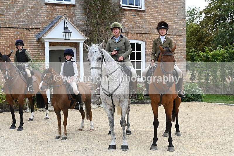 WJ6_3666 - Berks & Bucks - The Old farmhouse - Hound Exercise 20-08-25