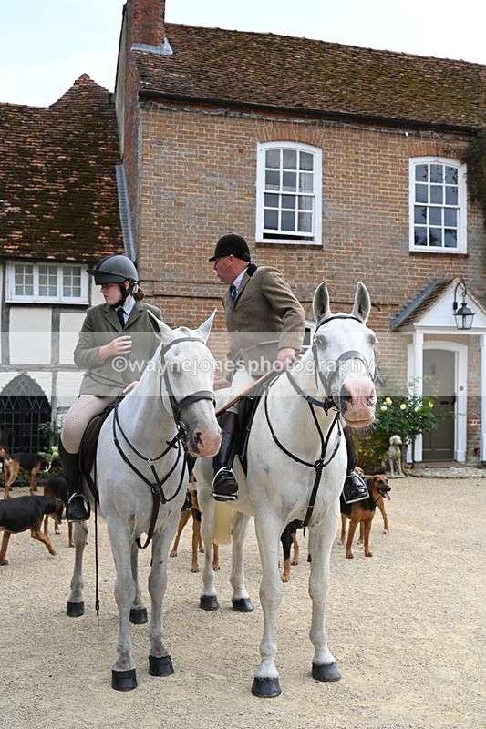 WJ6_3498 - Berks & Bucks - The Old farmhouse - Hound Exercise 20-08-25