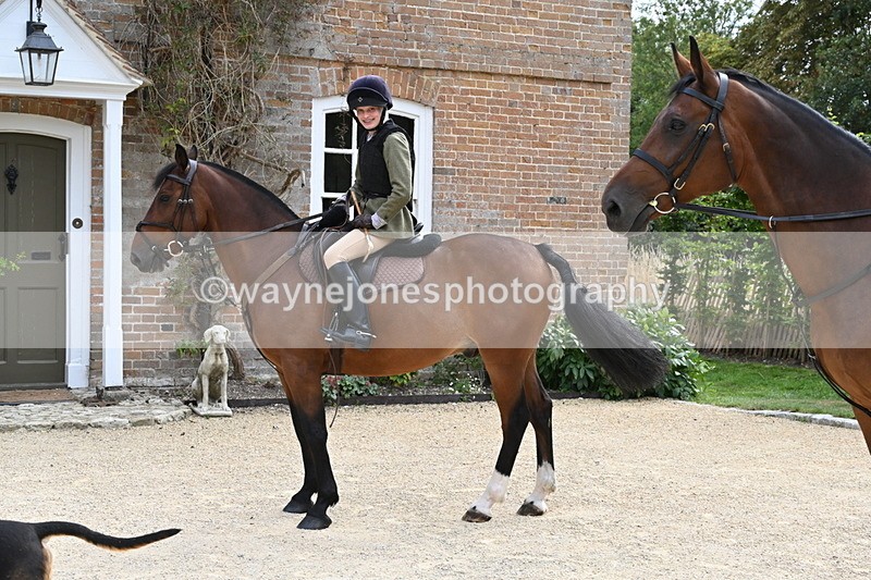 WJ6_3454 - Berks & Bucks - The Old farmhouse - Hound Exercise 20-08-25