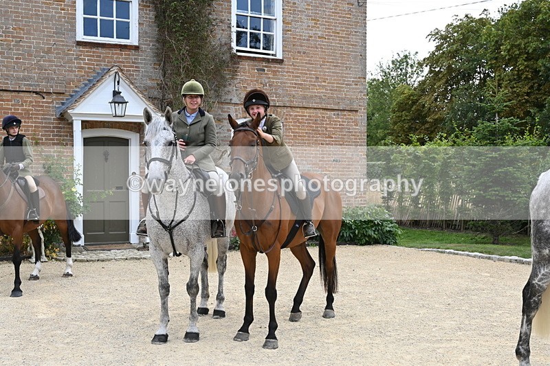 WJ6_3631 - Berks & Bucks - The Old farmhouse - Hound Exercise 20-08-25