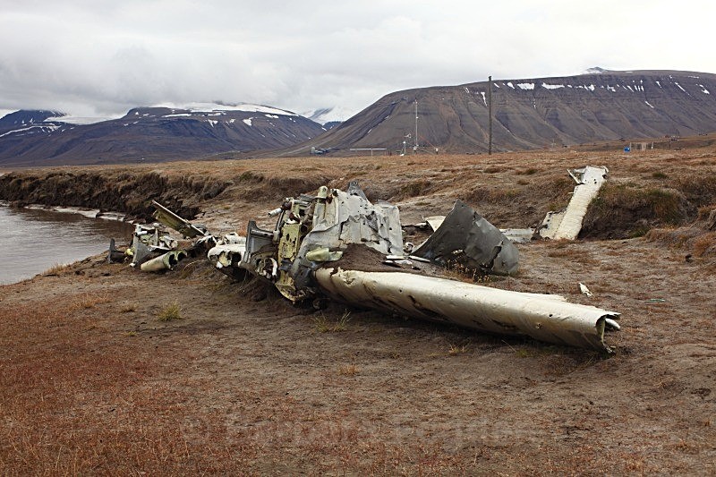 WWII aircraft remains in Adventdalen 8301 - Summer time
