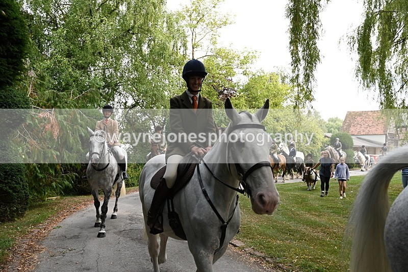WJ6_3992 - Berks & Bucks - The Old farmhouse - Hound Exercise 20-08-25