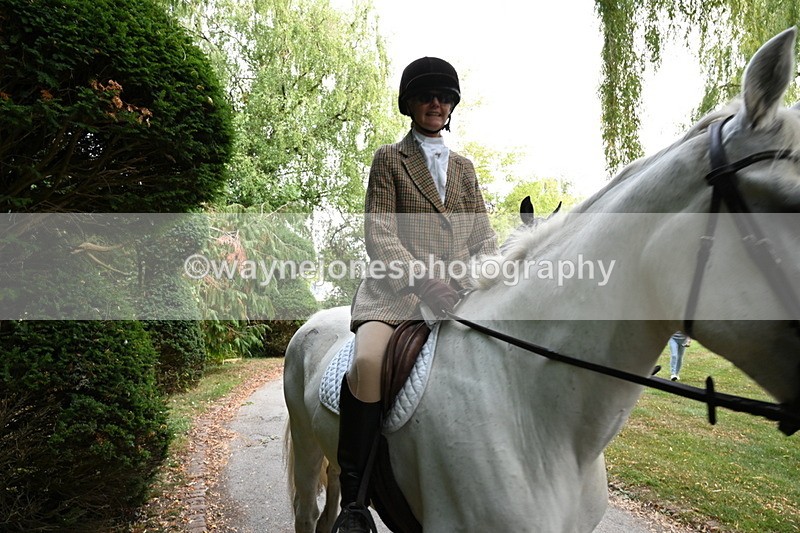 WJ6_4031 - Berks & Bucks - The Old farmhouse - Hound Exercise 20-08-25