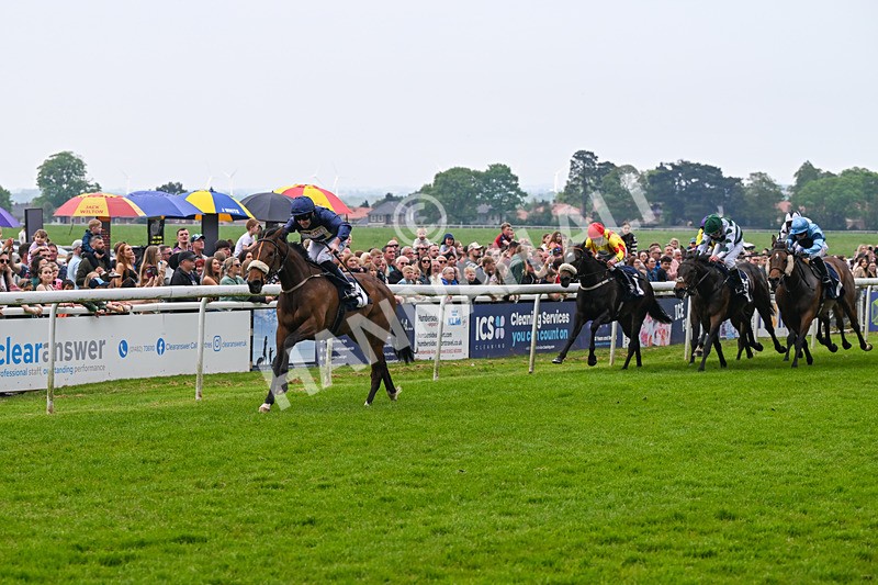 060524-Race 4-Powdering-6593 - Race 4