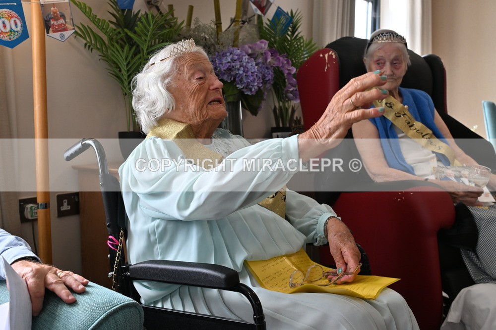 AM3_1163 - Iris and Betty.