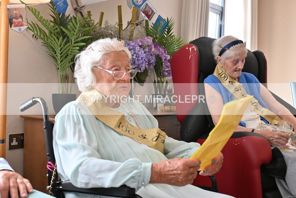 AM3_1079 - Iris and Betty.