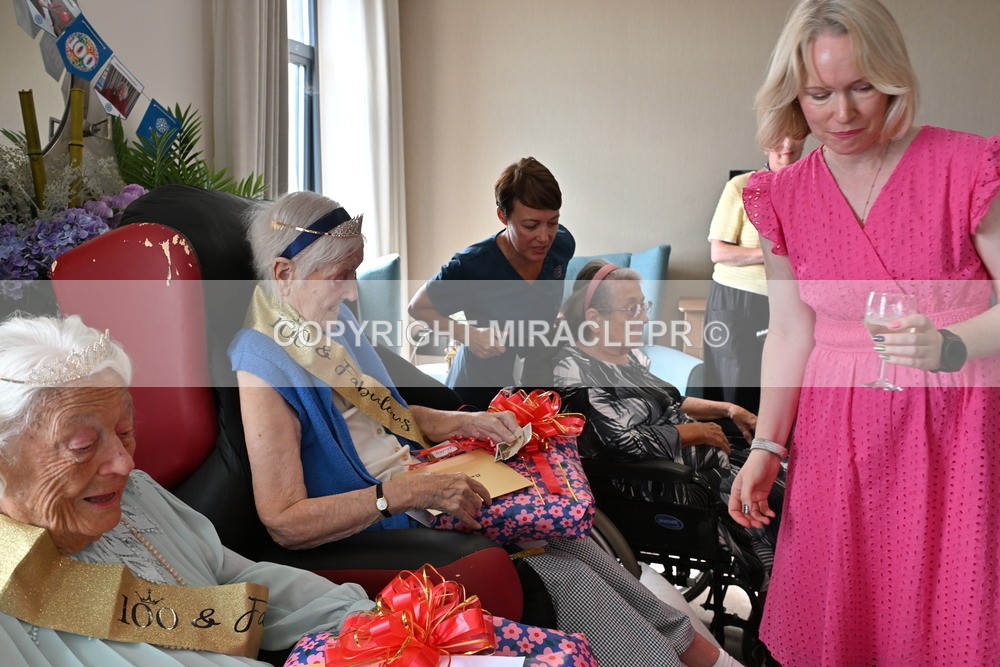 AM3_1327 - Iris and Betty.
