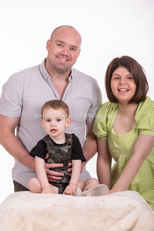 2KJS2734 - Jannie, Kristen & family. Studio