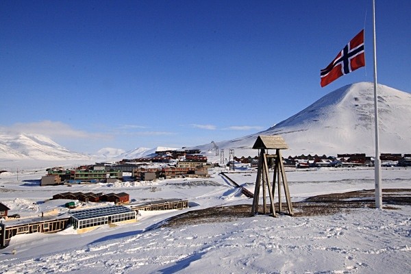 Longyearbyen 2901 - Winter in the daylight
