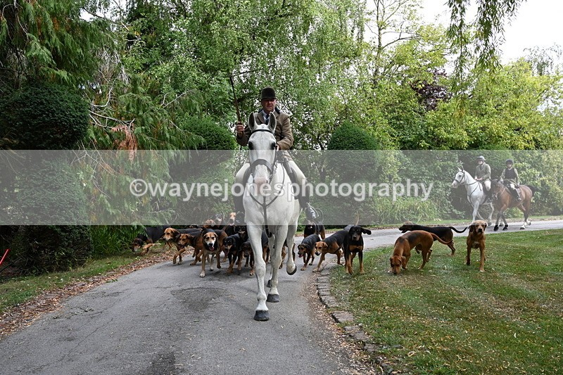 WJ6_3945 - Berks & Bucks - The Old farmhouse - Hound Exercise 20-08-25