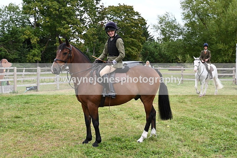 WJ6_2980 - Berks & Bucks - The Old farmhouse - Hound Exercise 20-08-25