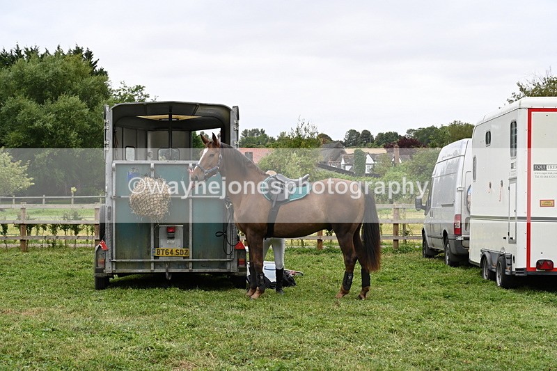WJ6_2959 - Berks & Bucks - The Old farmhouse - Hound Exercise 20-08-25