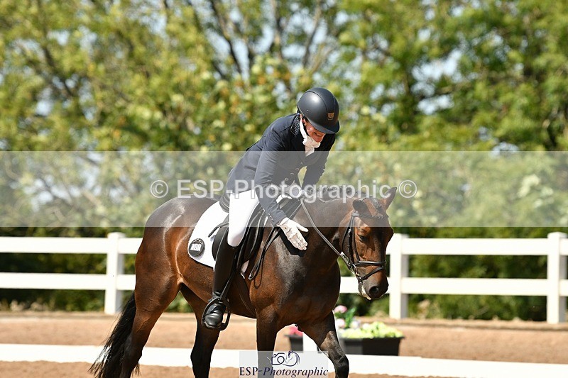 250817-133030-09984 - 090-Sarah.GoddardSaris.Fingers.Crossed