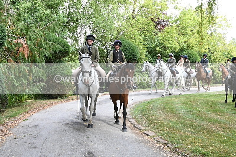 WJ6_3977 - Berks & Bucks - The Old farmhouse - Hound Exercise 20-08-25
