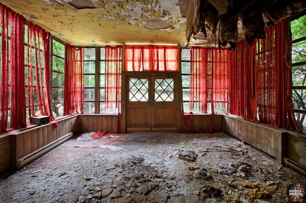Harmony House Resort - Photographs by Matthew Christopher Murray of Abandoned America