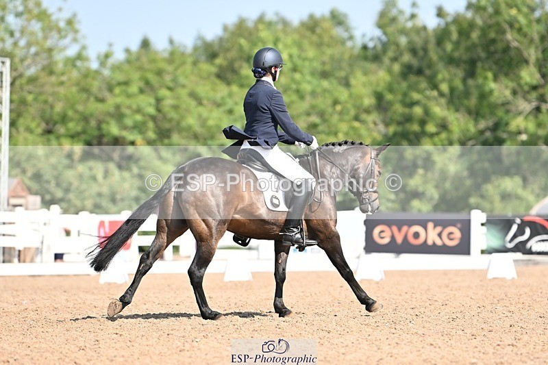 250816-110140-03279 - 090-Sarah.GoddardSaris.Fingers.Crossed