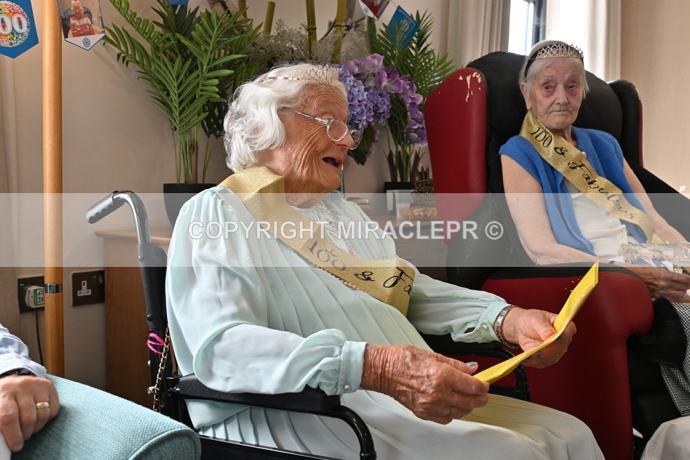 AM3_1111 - Iris and Betty.