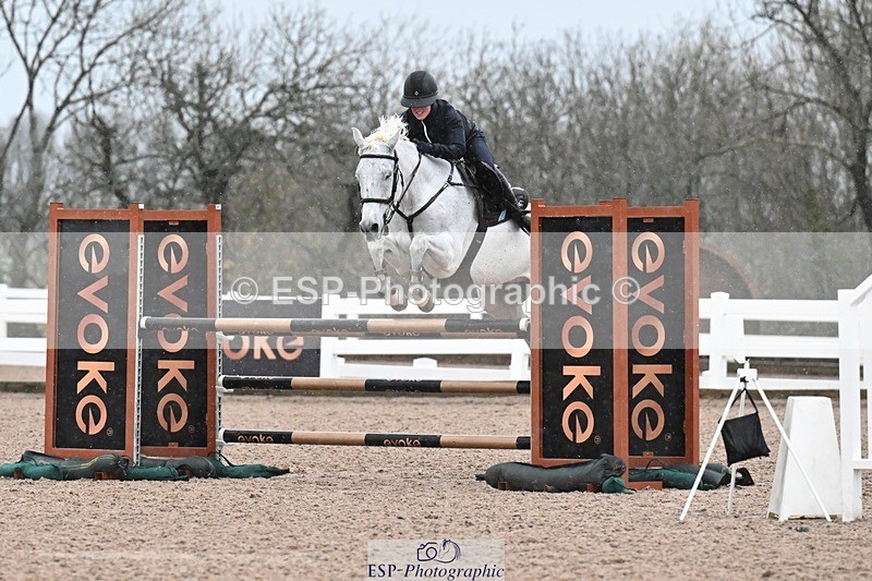 251205-124819-00536 - Cls 7 Snr Newcomers and 1.10m
