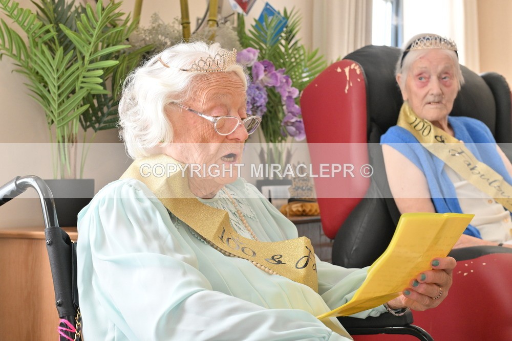 AM3_1046 - Iris and Betty.