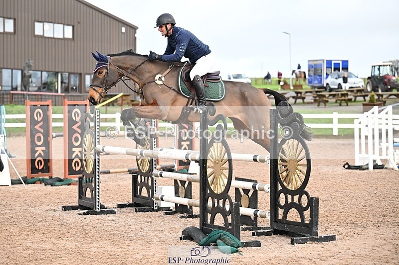 251206-123851-01008 - Cls 12 Snr Newcomers and 1.10m