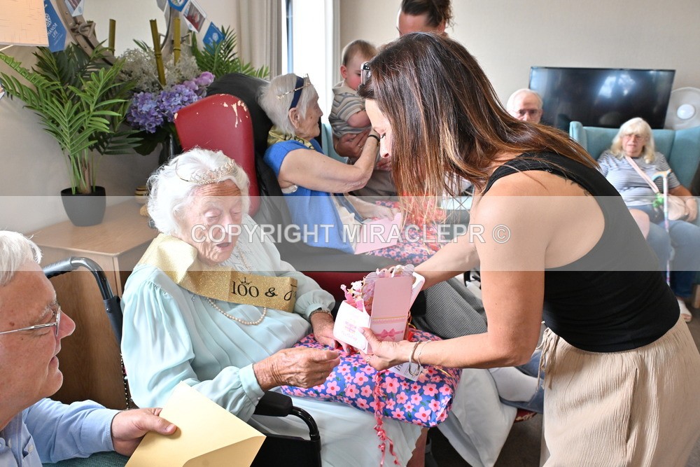 AM3_1412 - Iris and Betty.