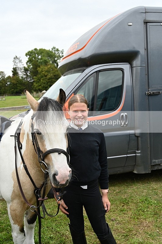 WJ6_2844 - Berks & Bucks - The Old farmhouse - Hound Exercise 20-08-25