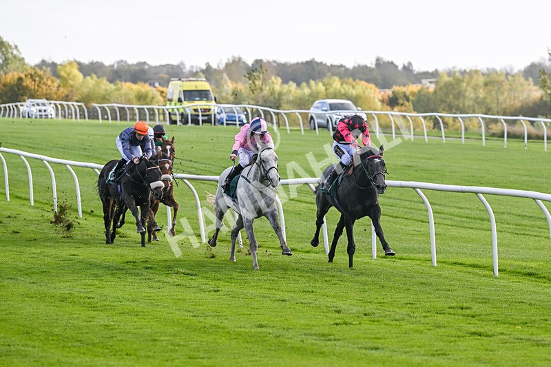 281025-Race 1-Control Room-0584 - Race 1