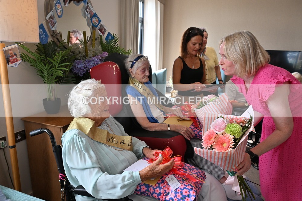 AM3_1338 - Iris and Betty.