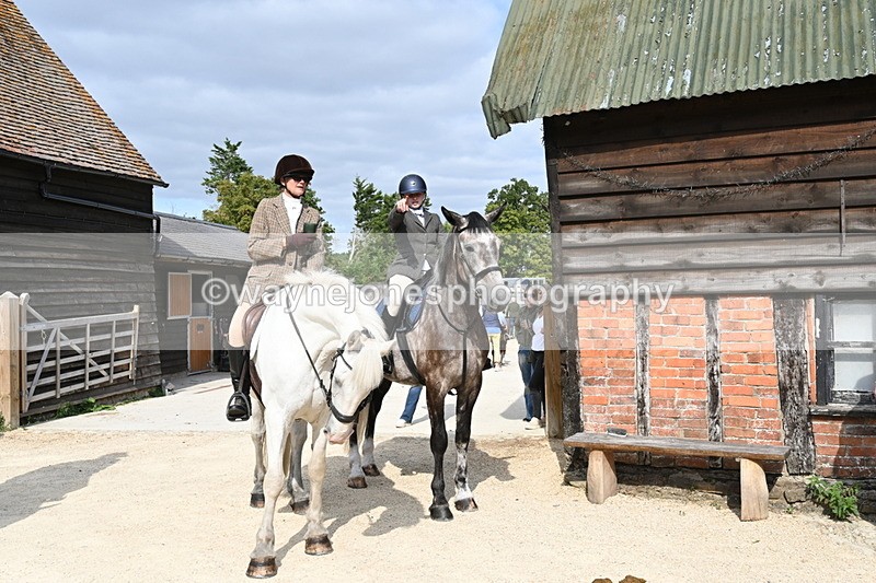 WJ6_3325 - Berks & Bucks - The Old farmhouse - Hound Exercise 20-08-25